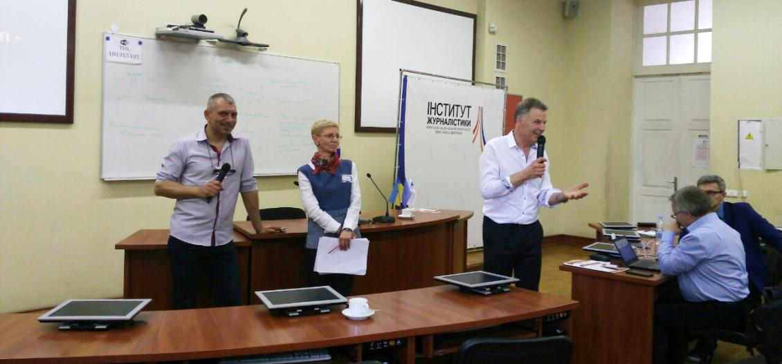 Юрй Бідзіля і Галина Шаповалова презентують ідеї для проведення внутрішніх тренінгів