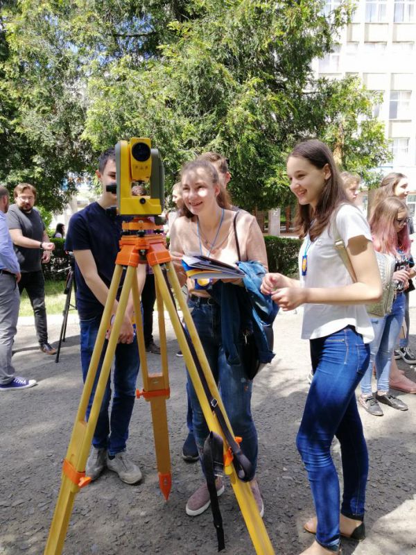 Ужгородські школярі в УжНУ вчилися генерувати ідеї на економічному факультеті й вивчали породи на географічному