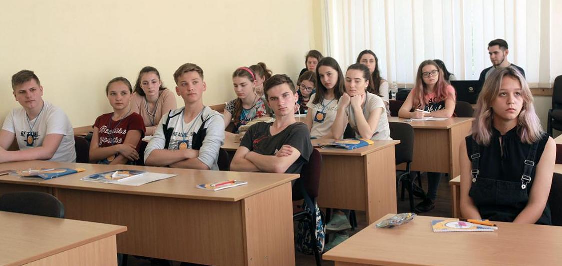 Ужгородські школярі в УжНУ вчилися генерувати ідеї на економічному факультеті й вивчали породи на географічному