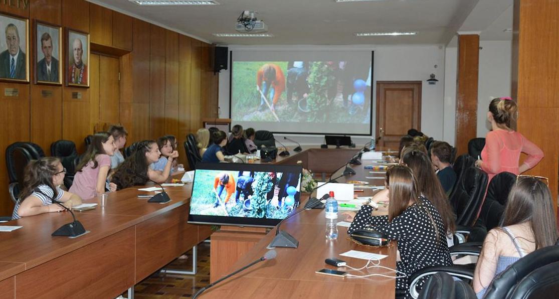 Знайомство з ФІМВ та спостереження за космічними тілами: школярі з Літнього університету продовжують пізнавати УжНУ