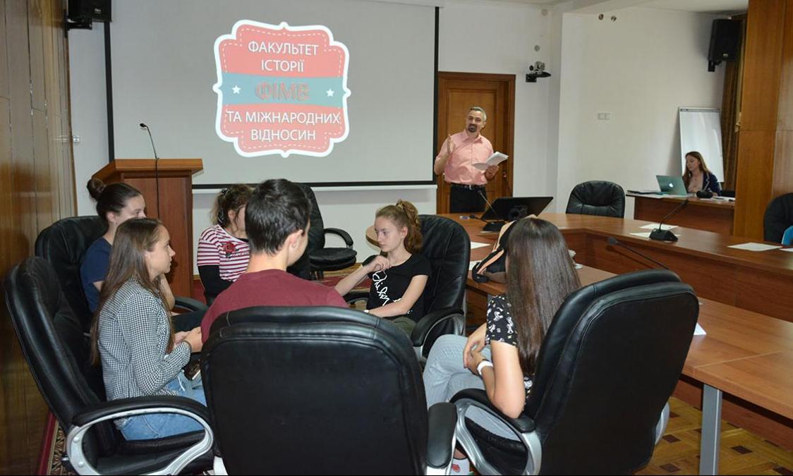 Знайомство з ФІМВ та спостереження за космічними тілами: школярі з Літнього університету продовжують пізнавати УжНУ