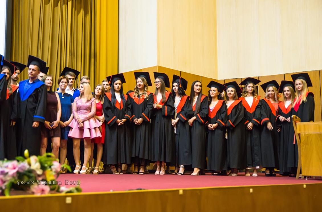 Економічний факультет вручив дипломи своїм бакалаврам