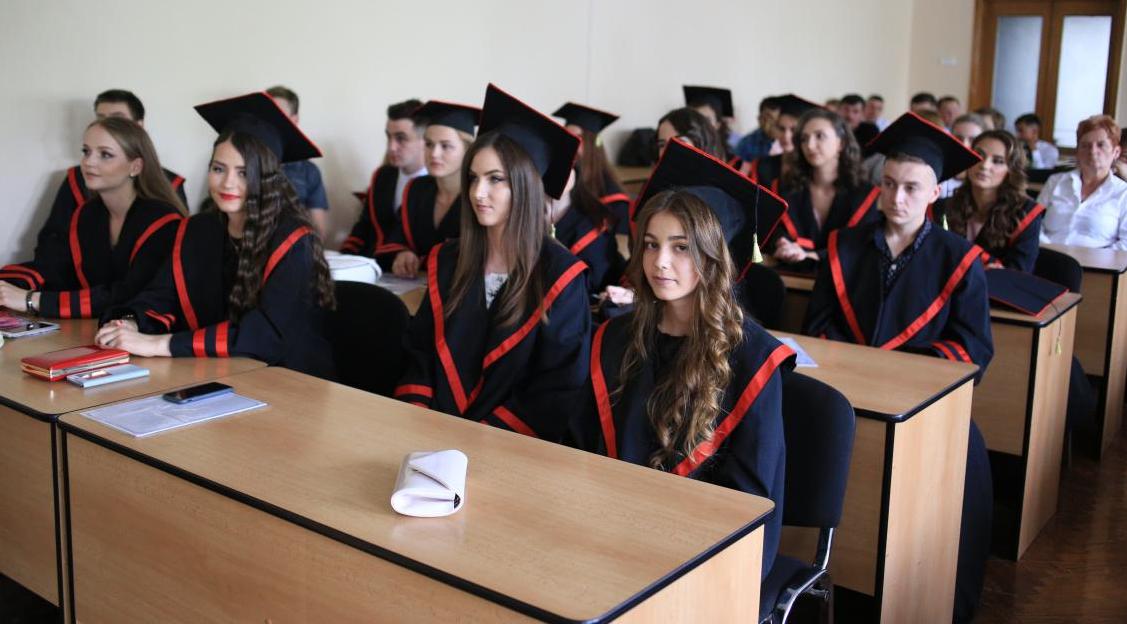 Спогади та усмішки: факультет історії та міжнародних відносин випустив бакалаврів