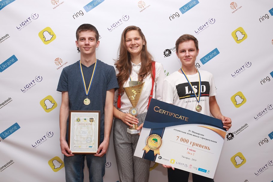 В УжНУ нагородили переможців літньої школи з програмування