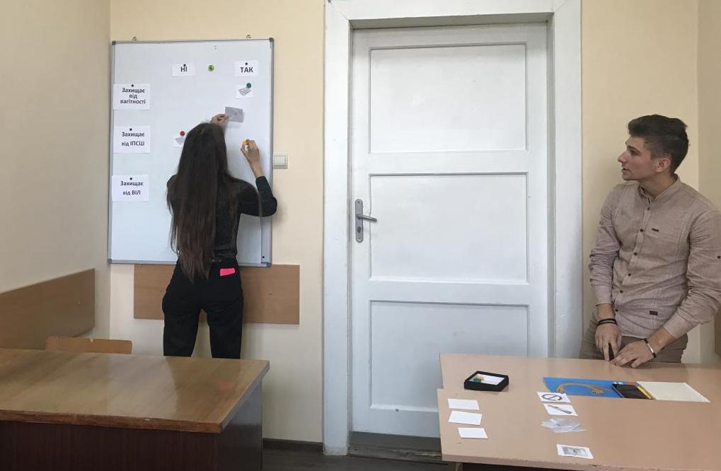 У День контрацепції студенти порушили тему безпечного сексу «Грою проти СНІДу»