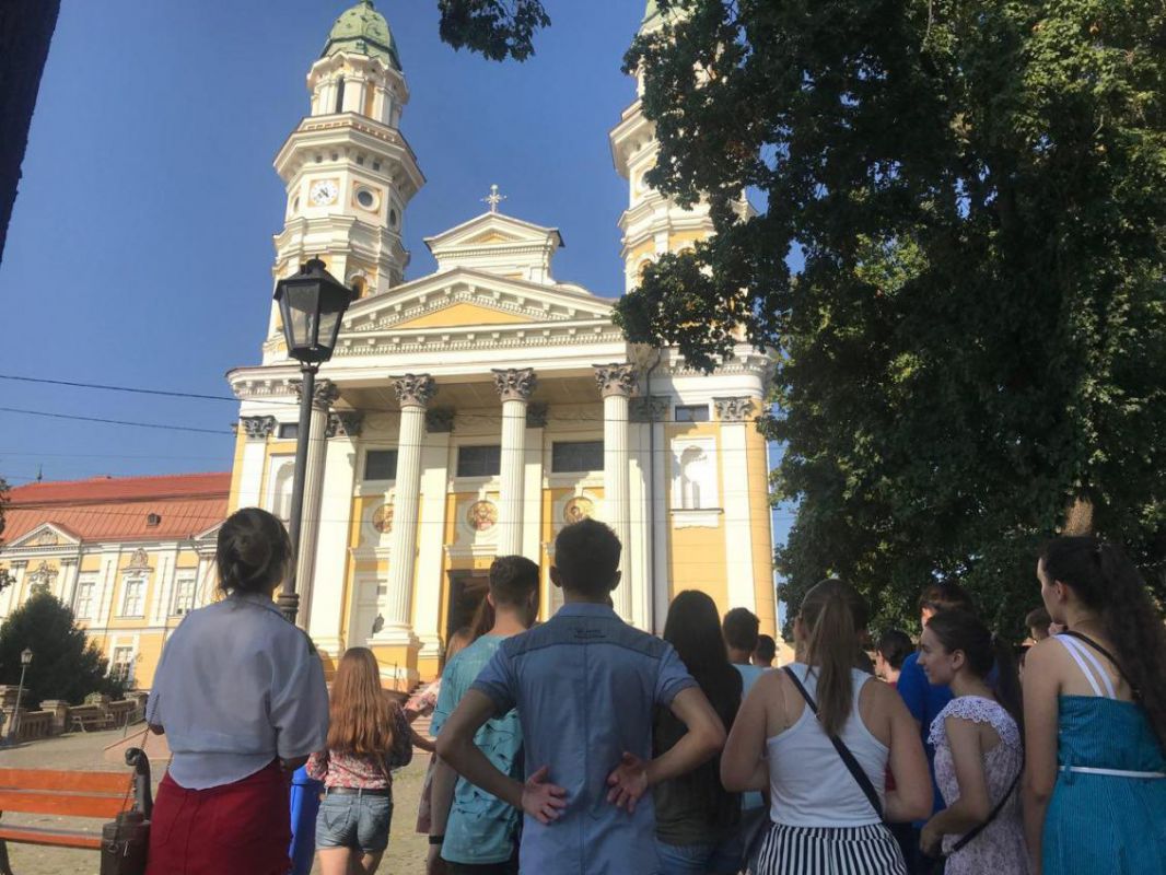 Першокурсники з різних факультетів мали спільну оглядову екскурсію Ужгородом