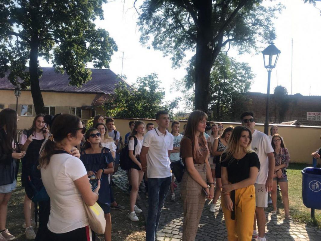 Першокурсники з різних факультетів мали спільну оглядову екскурсію Ужгородом