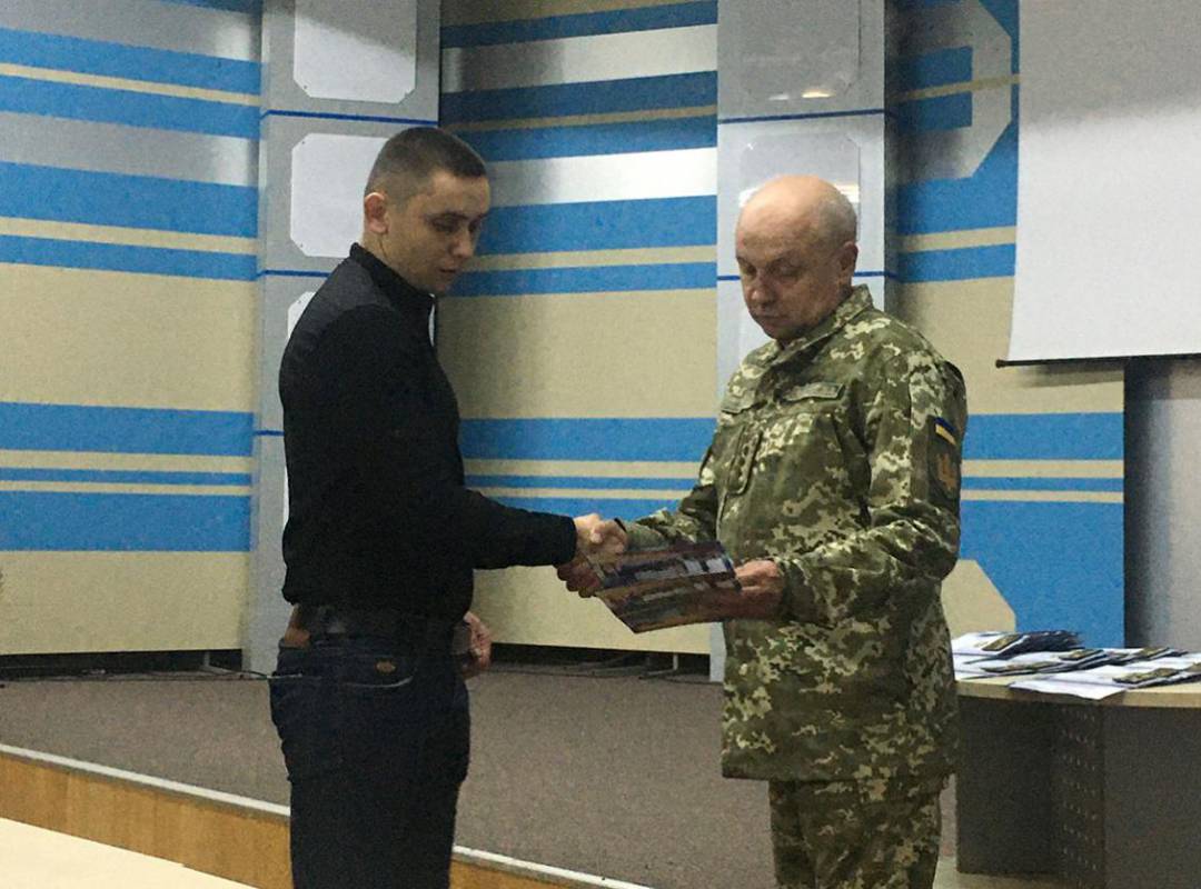 «Служу українському народові!»: випускникам кафедри військової підготовки вручили перші погони