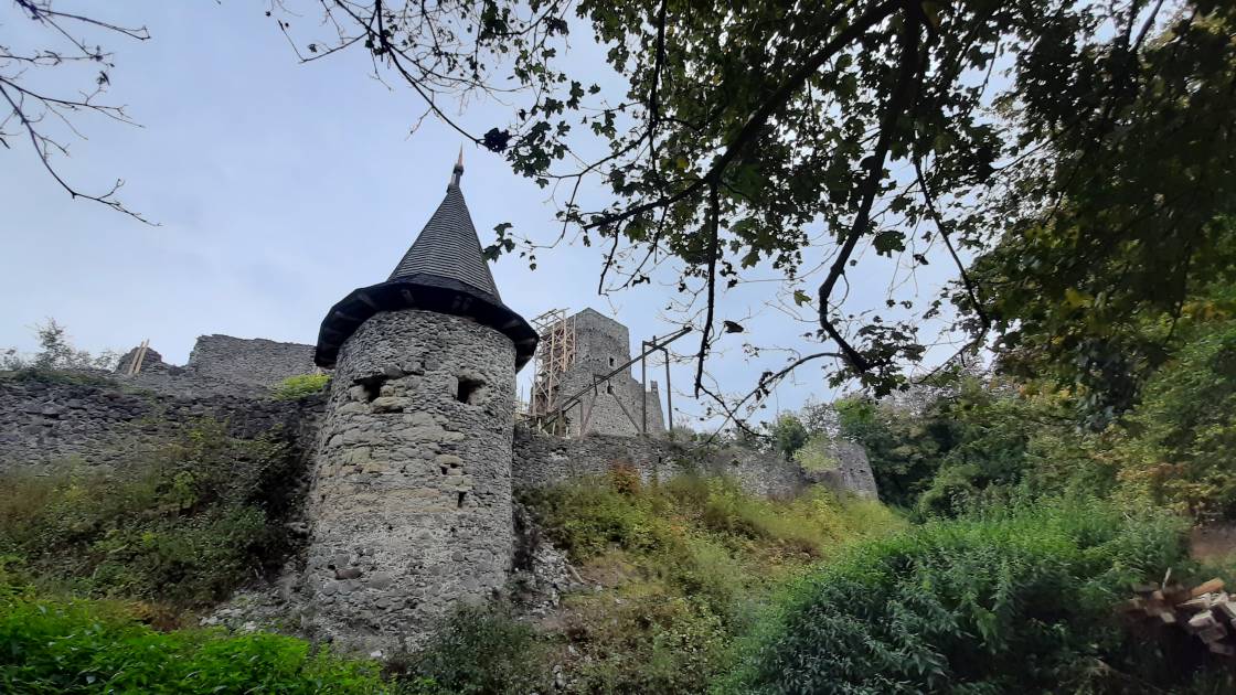 У Невицькому замку відкопали досі невідомий підвал – до експедиції долучилися й ужнівці