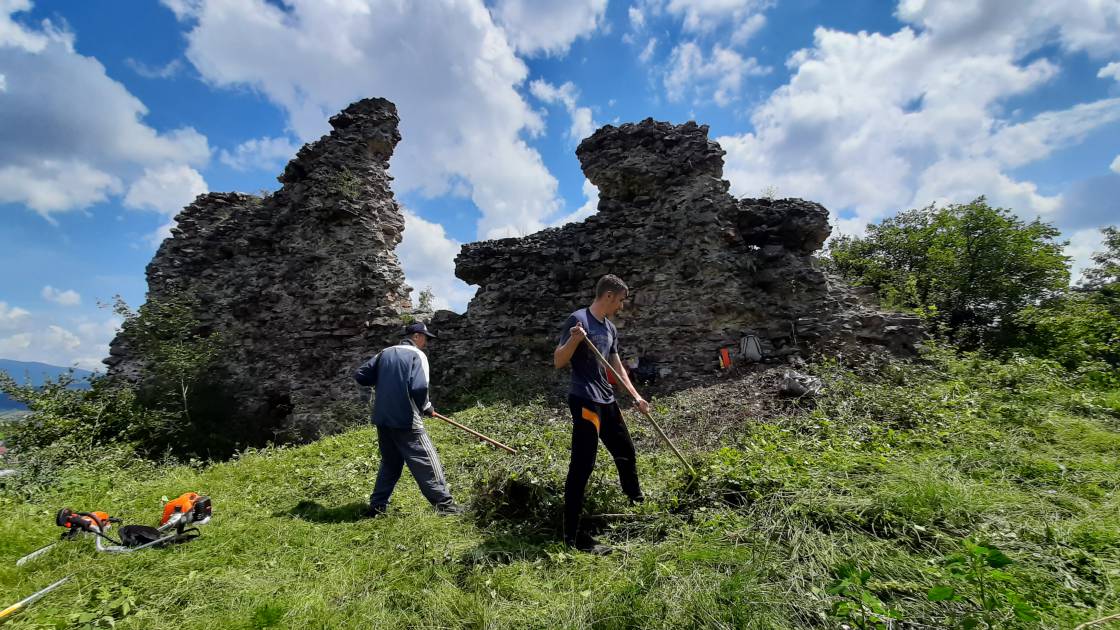 Ужнівці допомогли вдихнути життя у руїни середньовічного замку «Нялаб»