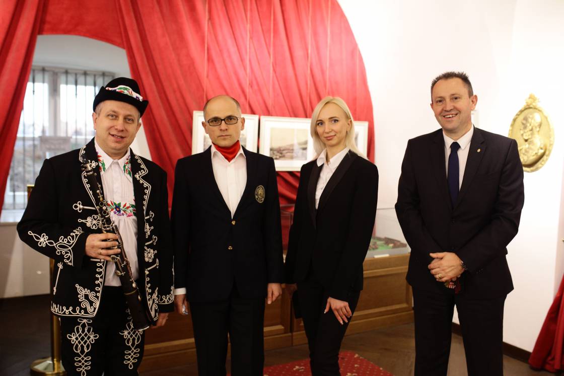 Професор Ален Панов передав Закарпатському краєзнавчому музею унікальний експонат