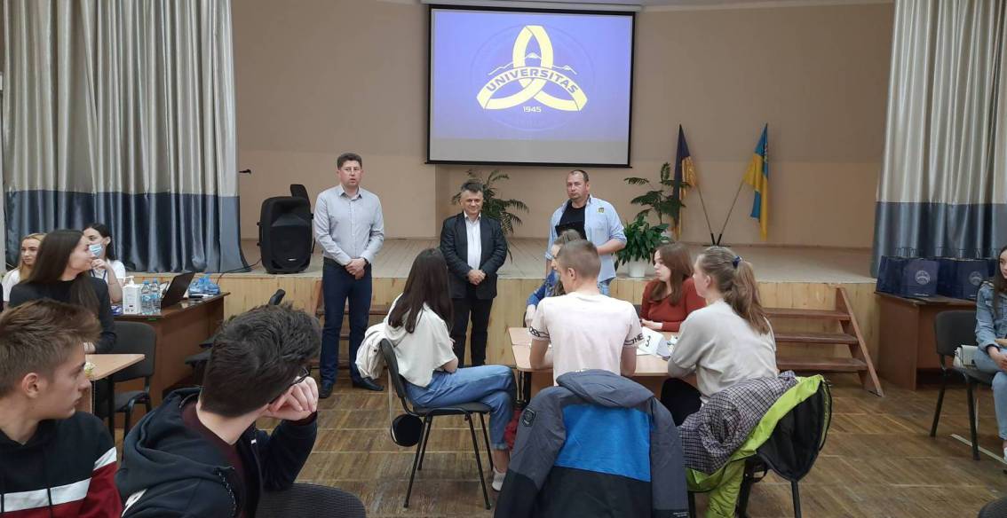 Студенти УжНУ й ужгородські школярі зійшлися в «Битві інтелектів»