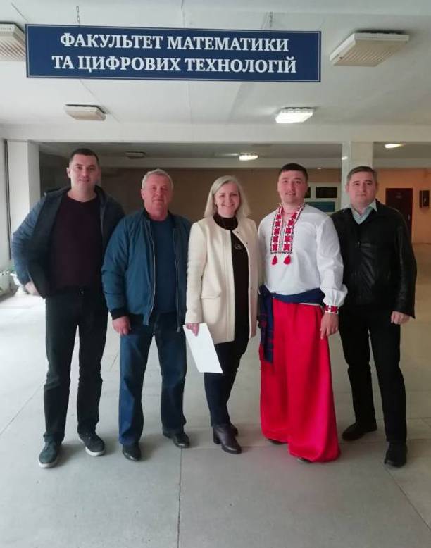 Підіймали гирі і їли на швидкість вареники: як ФМЦТ День українського козацтва святкував