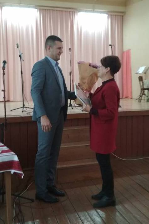 Антон Чейпеш нагороджує Одарку Долгош (Долгош)
