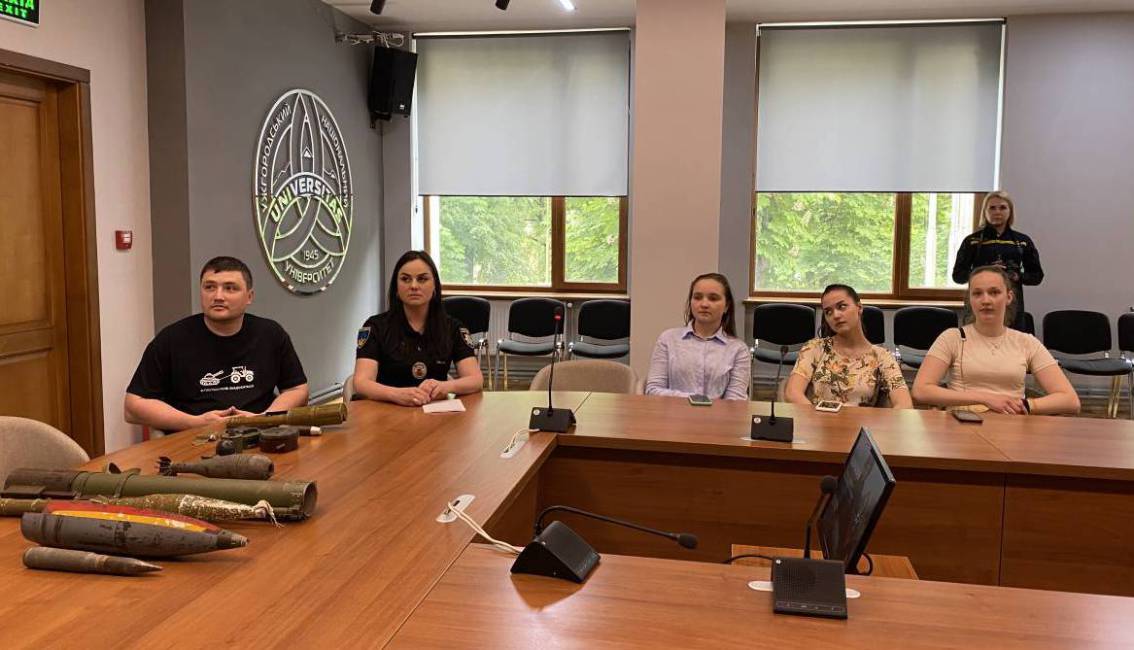 Представники ДСНС в УжНУ навчали розпізнавати вибухонебезпечні предмети