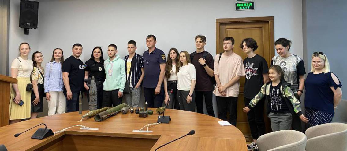 Представники ДСНС в УжНУ навчали розпізнавати вибухонебезпечні предмети