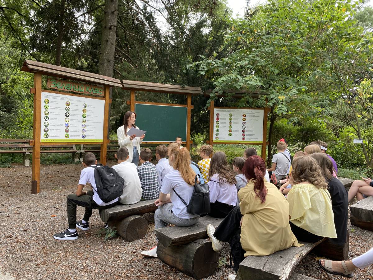 У Ботанічному саду УжНУ проводять безплатні екскурсії для містян і ВПО та надають простір для занять на свіжому повітрі