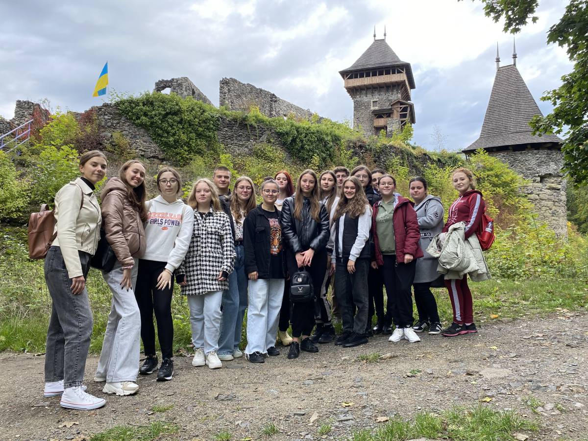 Студенти-історики екскурсували Невицьким замком