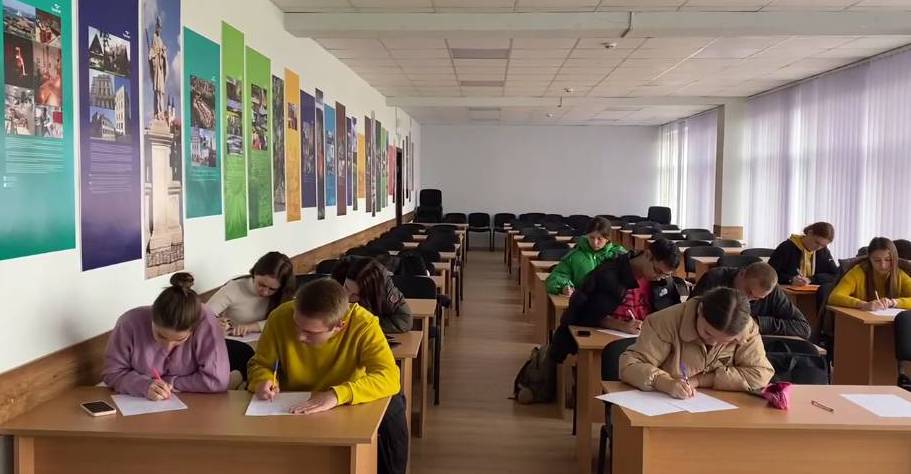 Про рідний дім зі сльозами на очах: як студенти філфаку писали радіодиктант національної єдності