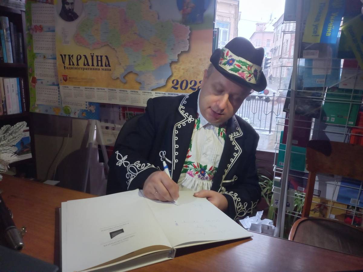 За прилавком «Кобзаря» книголюбів вітав єдиний в Україні тараготист