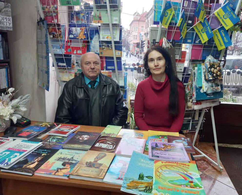 За прилавком «Кобзаря» дебютували дитяча письменниця Наталія Гумен-Біланич та перекладач Віктор Мотрук