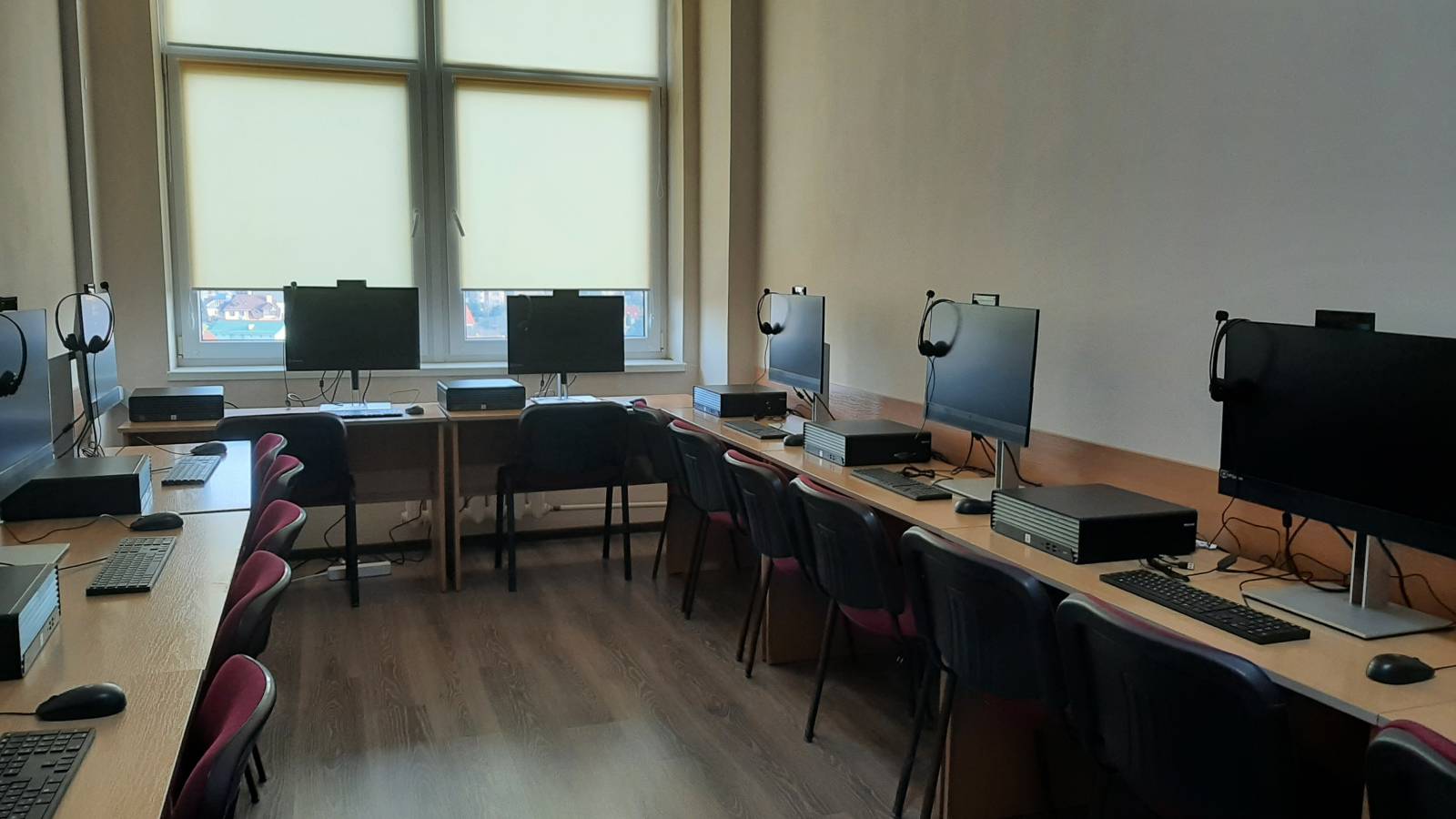 На факультеті МЕВ відкрили ще один лінгафонний кабінет для студентів УжНУ та переселенців