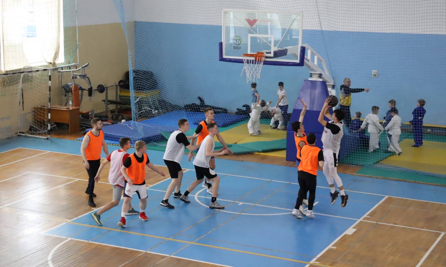 Факультети УжНУ змагалися в турнірі з баскетболу