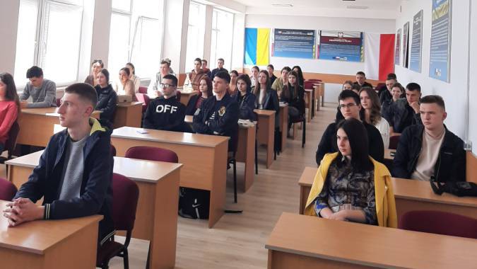 Про російсько-українську війну очима американця слухали на факультеті МЕВ