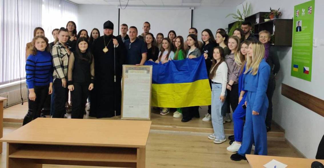 «Не може бути тіло українським, а душа російською», – єпископ Варсонофій поспілкувався зі студентами й подарував кафедрі журналістики копію Томосу