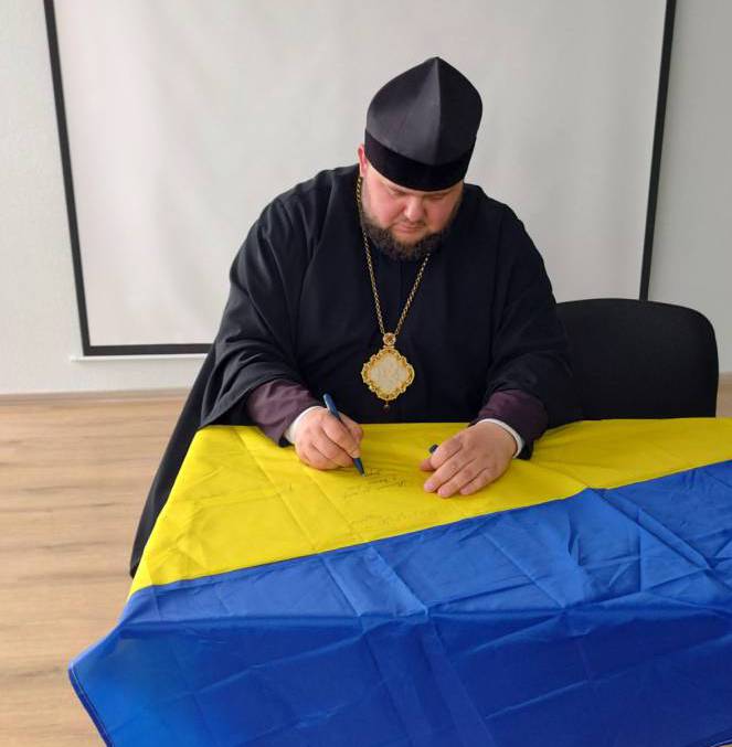 «Не може бути тіло українським, а душа російською», – єпископ Варсонофій поспілкувався зі студентами й подарував кафедрі журналістики копію Томосу