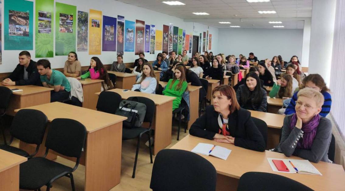 «Не може бути тіло українським, а душа російською», – єпископ Варсонофій поспілкувався зі студентами й подарував кафедрі журналістики копію Томосу