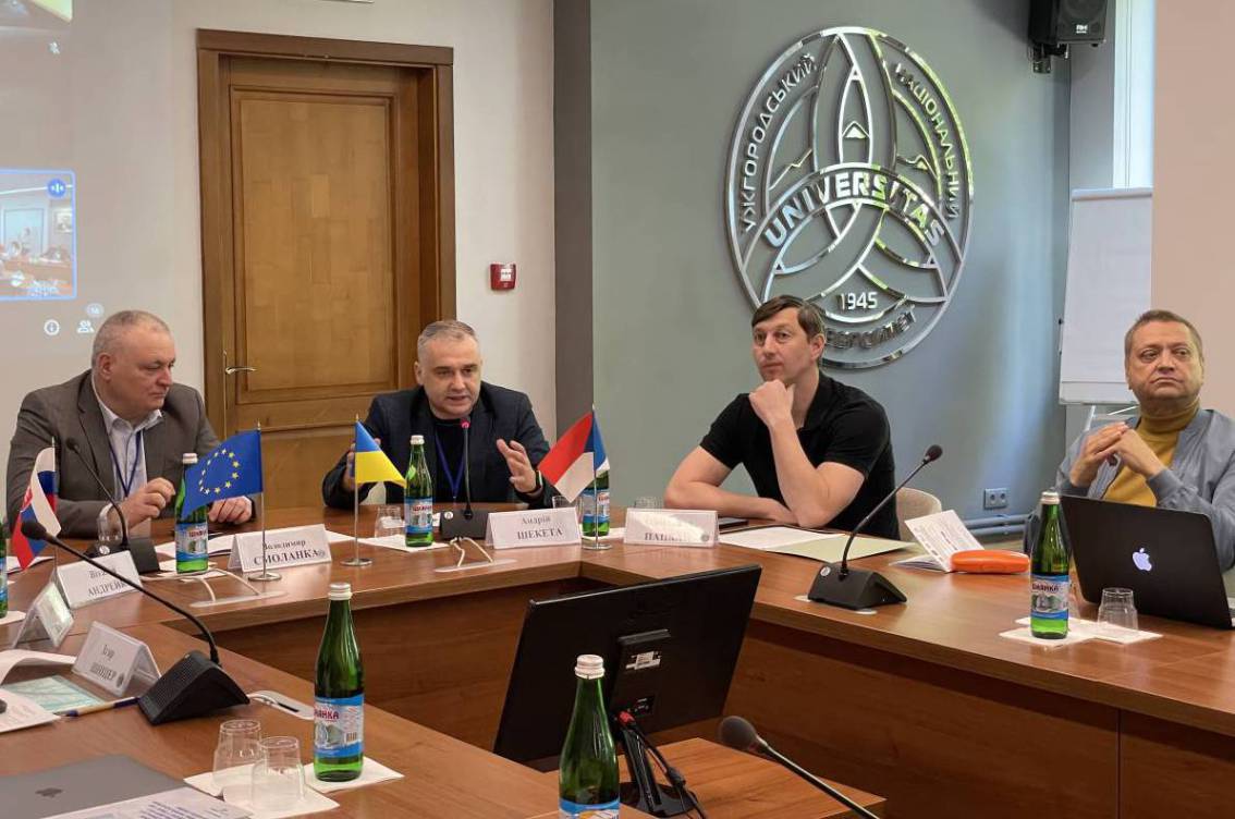 Міжнародну наукову конференцію до 30-річчя Чеської та Словацької Республік провели в УжНУ