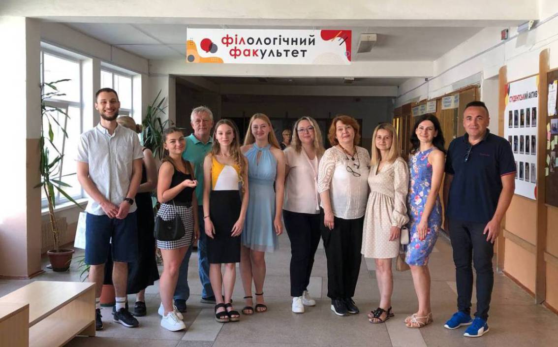 Бакалавр – done! Випускники-медійники захистили дипломні роботи й оновили айдентику кафедри журналістики