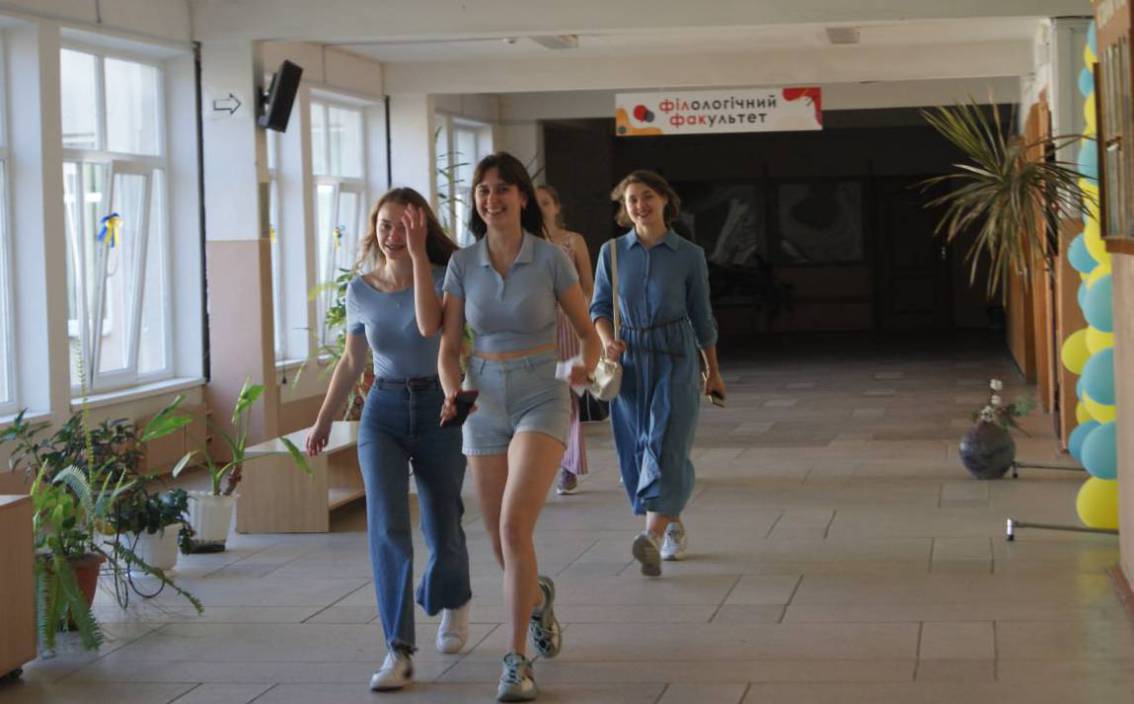 На філологічному факультеті знайомили першокурсників та організували символічну посвяту в студенти