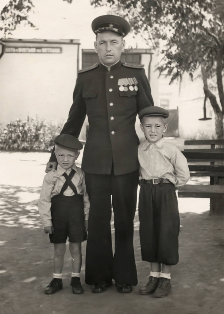 З батьком-фронтовиком та старшим братом Олегом в період проживання у Мукачеві