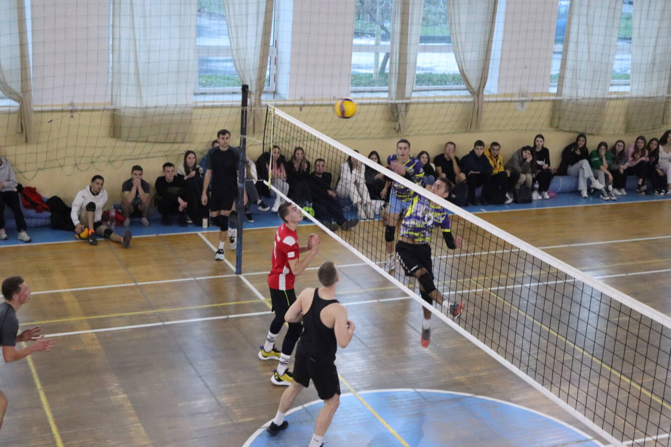 До Міжнародного дня студента в УжНУ влаштували турнір з чоловічого волейболу