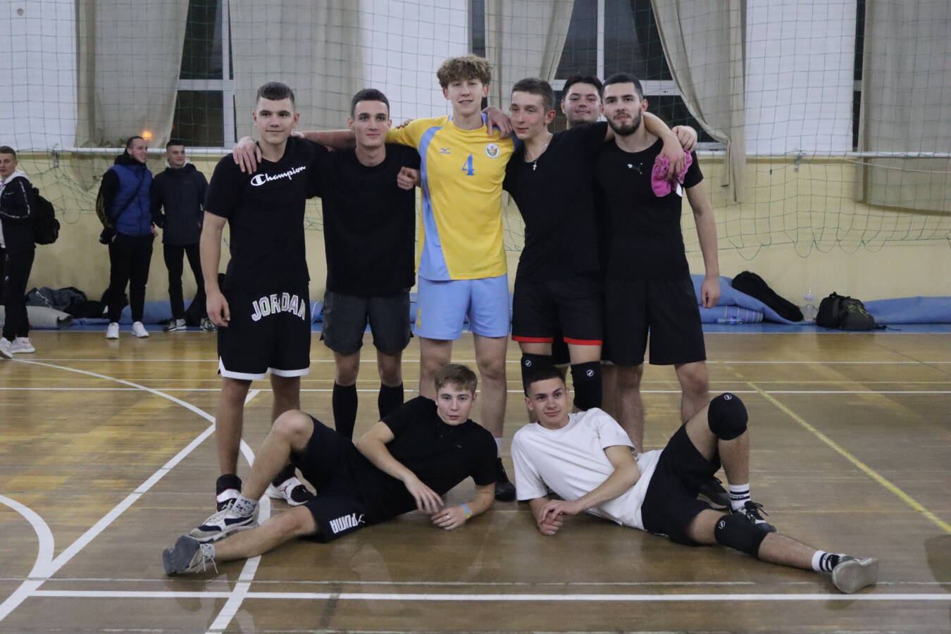 До Міжнародного дня студента в УжНУ влаштували турнір з чоловічого волейболу