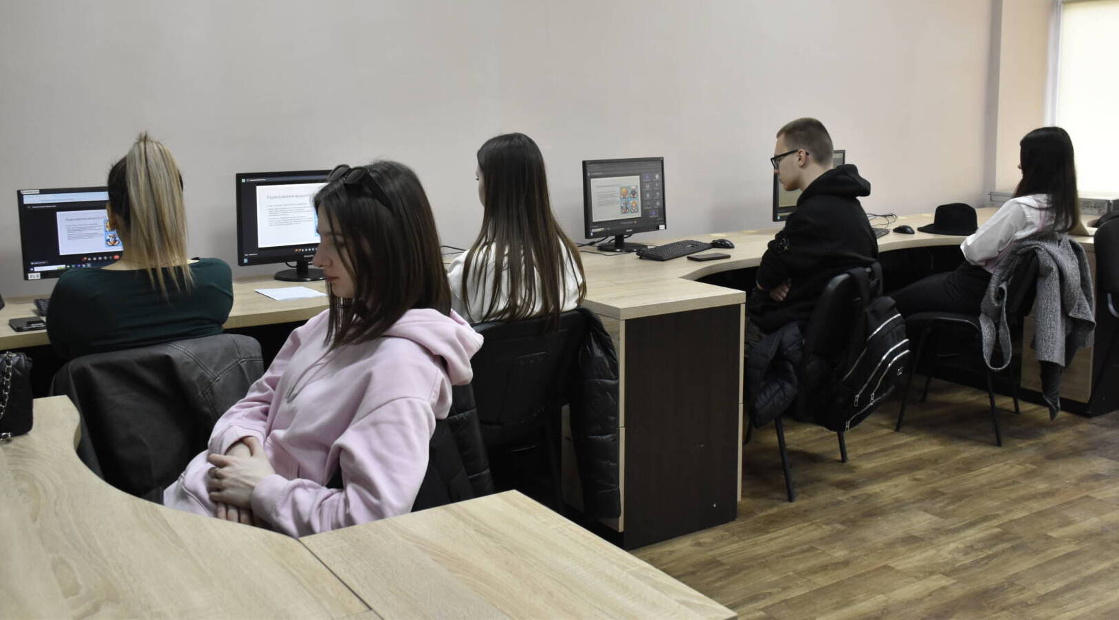 Аспіранти спеціальностей «Прикладна математика» та «Математика», співзасновники потужного проєкту для самоосвіти, вчили студентів працювати з інструментами мови програмування