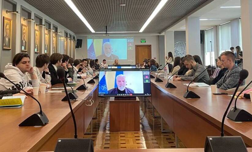 На міжнародній конференції в УжНУ молодь обговорювала взаємодію та спільні безпекові виклики України й НАТО