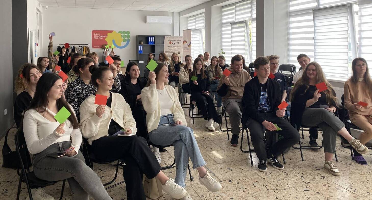 На першому в «YouthHub» майстер-класі студентів навчали мови тіла й ораторського мистецтва