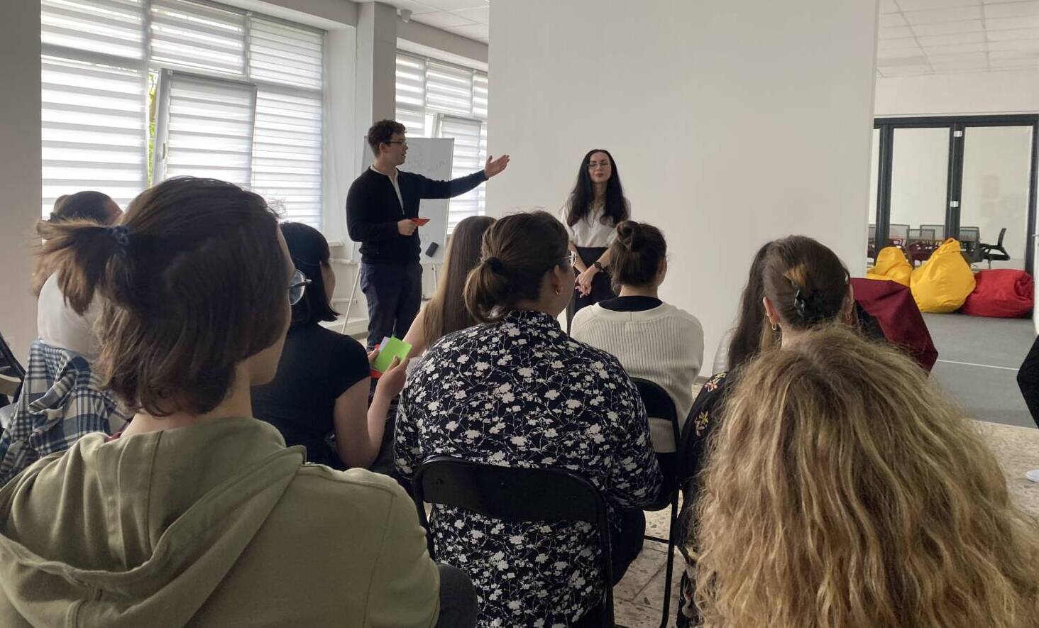 На першому в «YouthHub» майстер-класі студентів навчали мови тіла й ораторського мистецтва