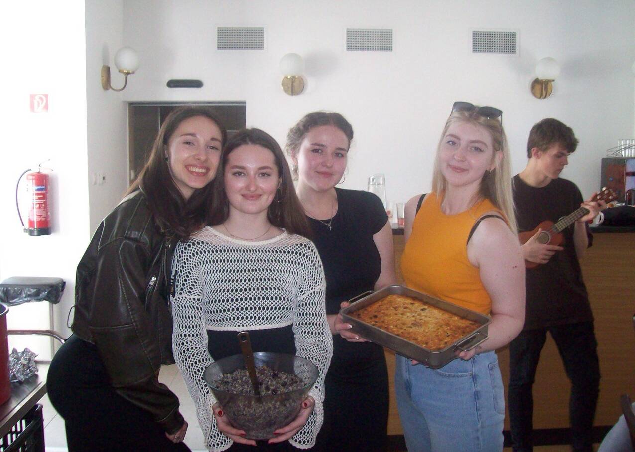 Студентки УжНУ нагодували іноземців борщем, сирниками і кутею на міжнародному обміні в Угорщині
