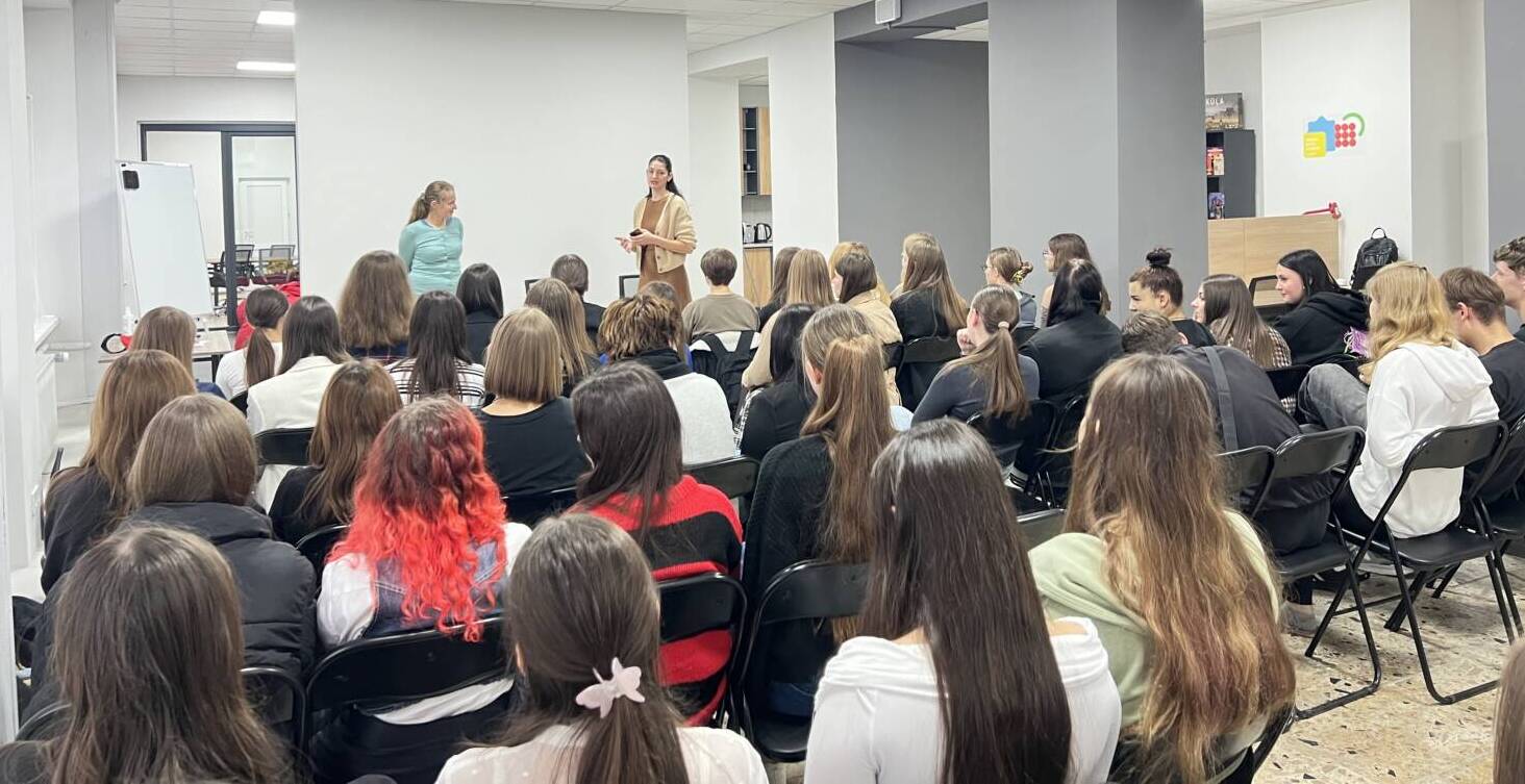 Першокурсники-психологи пройшли антистрес-тренінг від Центру інновацій та розвитку УжНУ