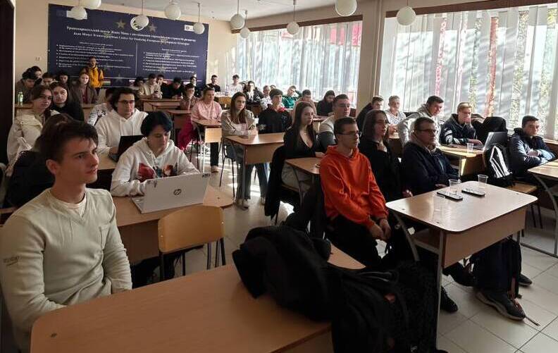 Декан ФІТ ділився досвідом написання наукових досліджень з учасниками студентського наукового товариства факультету