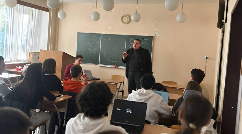 Декан ФІТ ділився досвідом написання наукових досліджень з учасниками студентського наукового товариства факультету