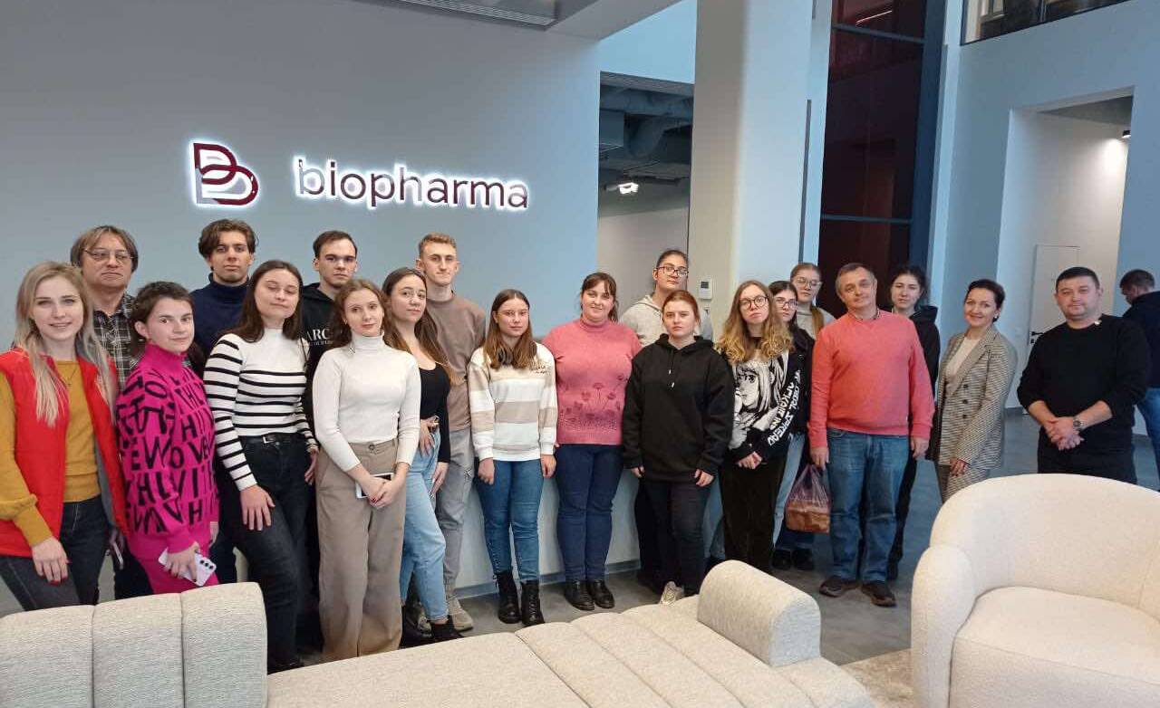 Біологи УжНУ з екскурсією відвідали компанію «Біофарма»