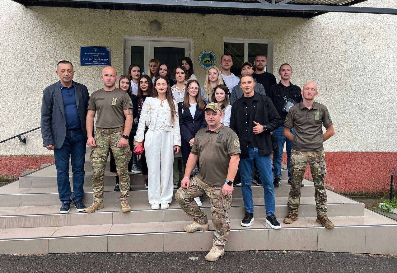Як службові собаки знаходять порушників, виявляють вибухові речовини та наркотики – дізнавалися правники УжНУ