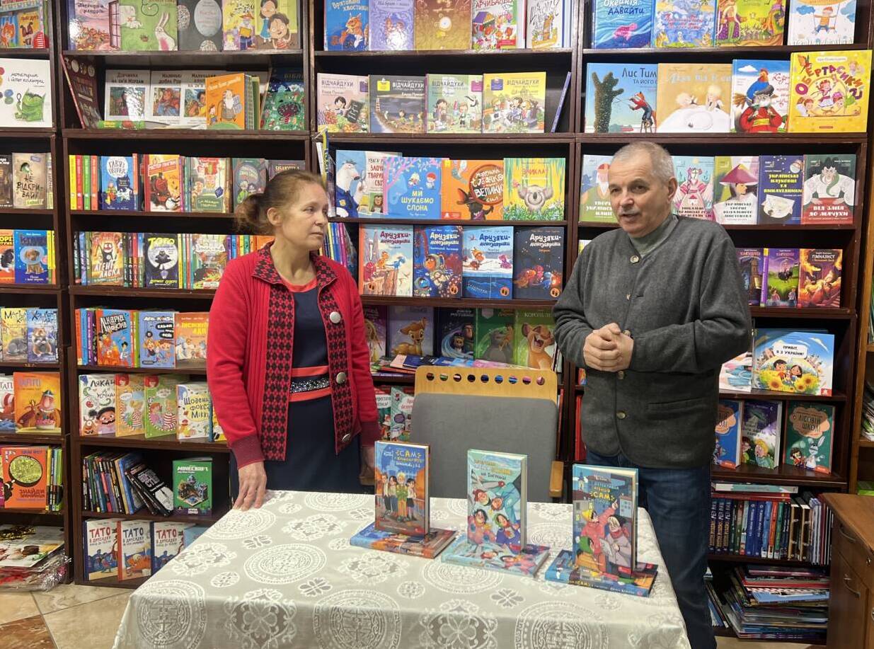 Дві нові книги представила дитяча письменниця за прилавком Ольга Куждіна