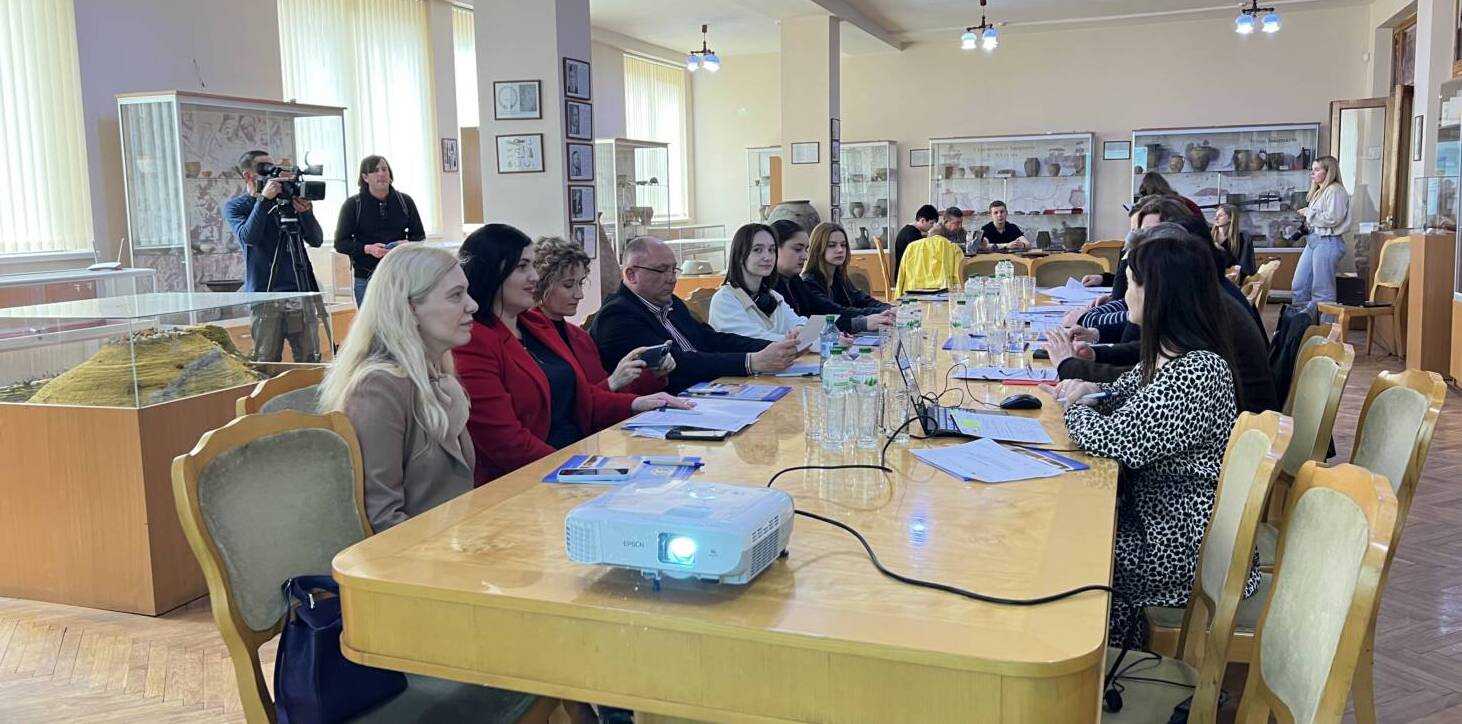 Науковці УжНУ розпочали роботу над транскордонним проєктом для збереження та популяризації деревообробки DRANICA.24