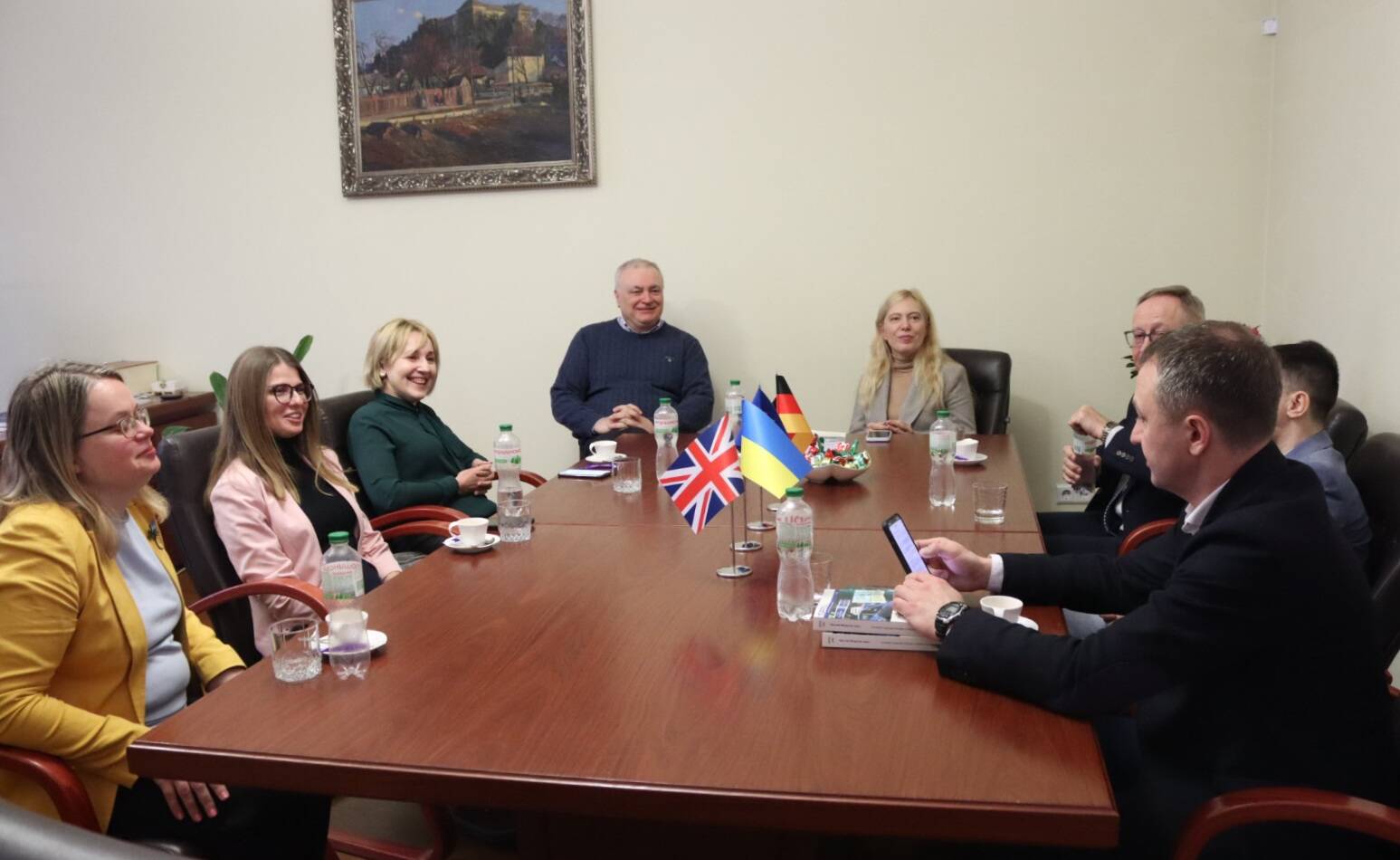 Автори колективної монографії про мови і культури під час війни в Україні зустрілися з ректором УжНУ